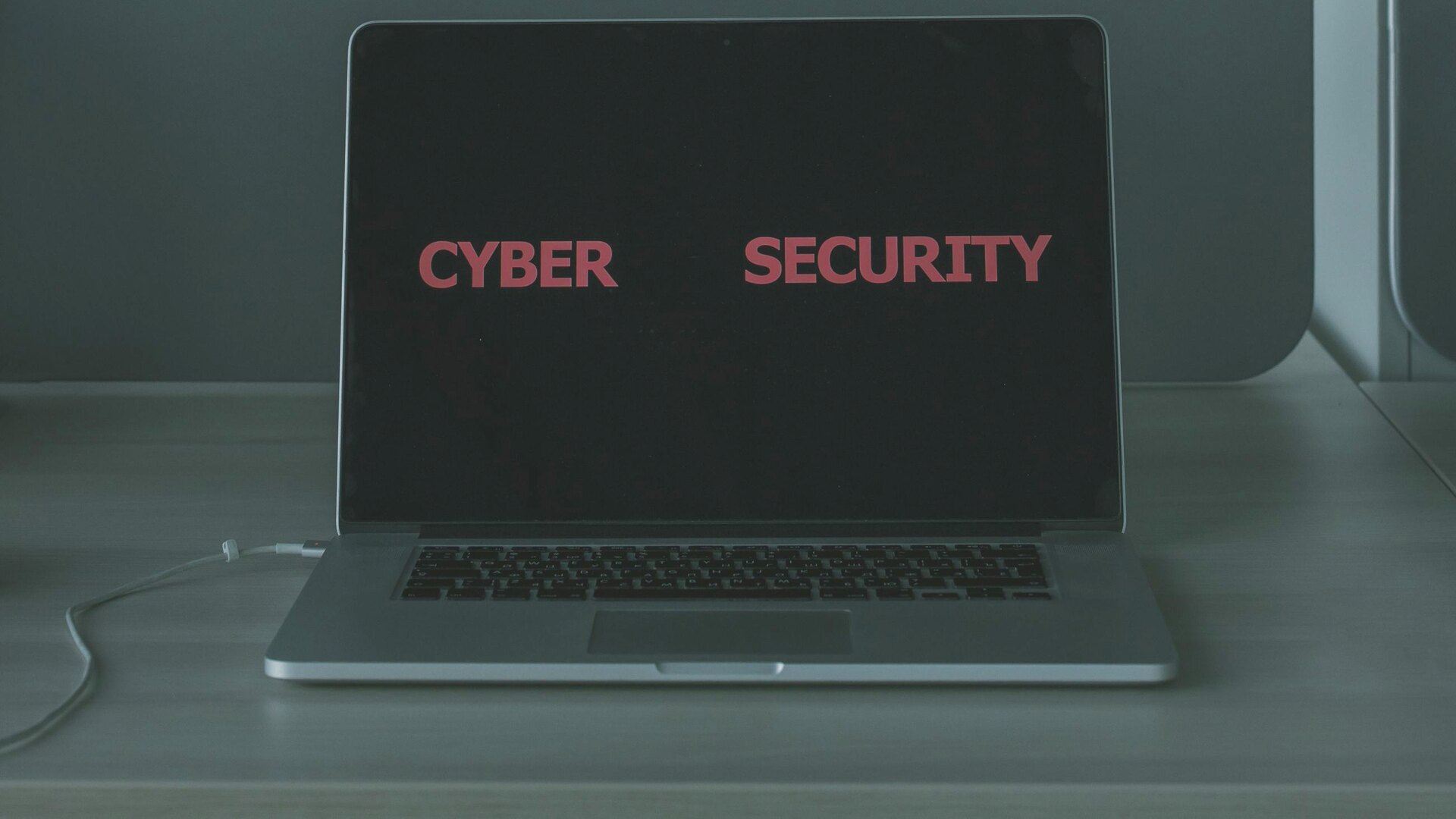 Laptop mit Hinweis auf Cybersicherheit