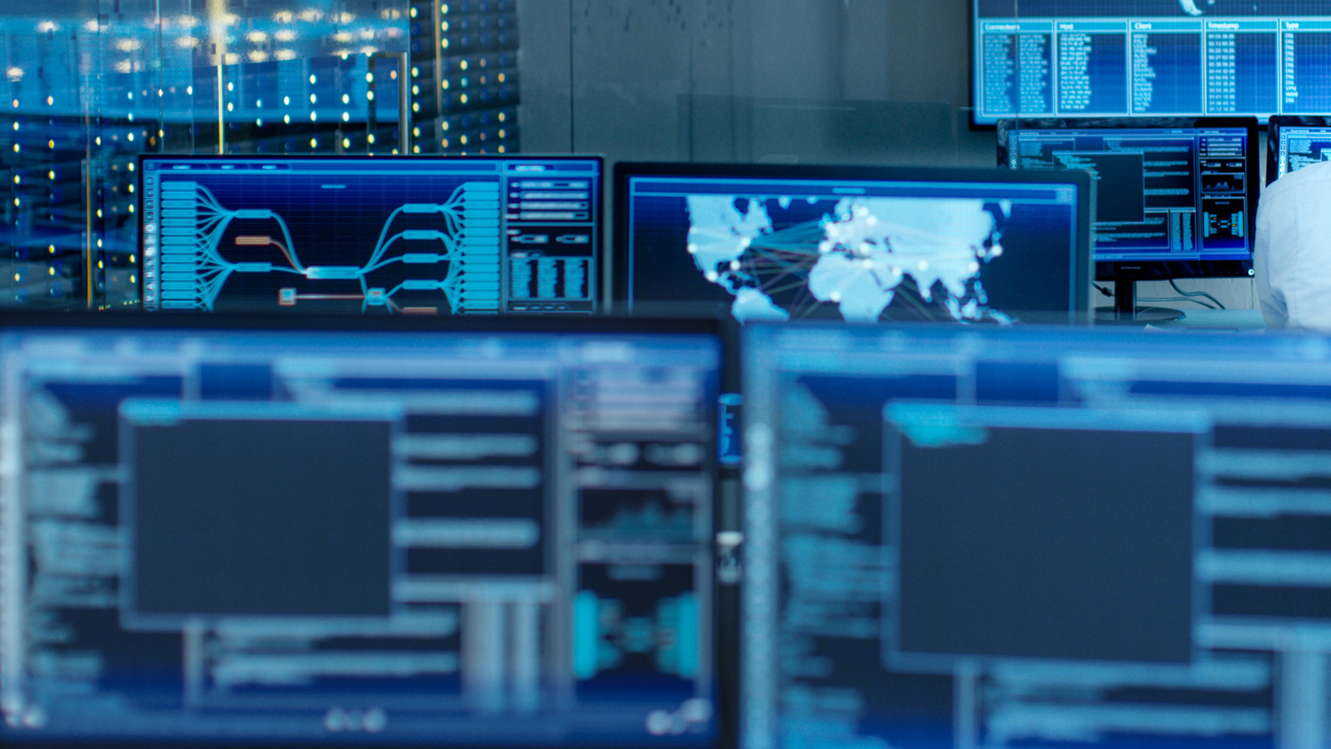 Monitore zur technischen Überwachung in einer IT-Leitstelle