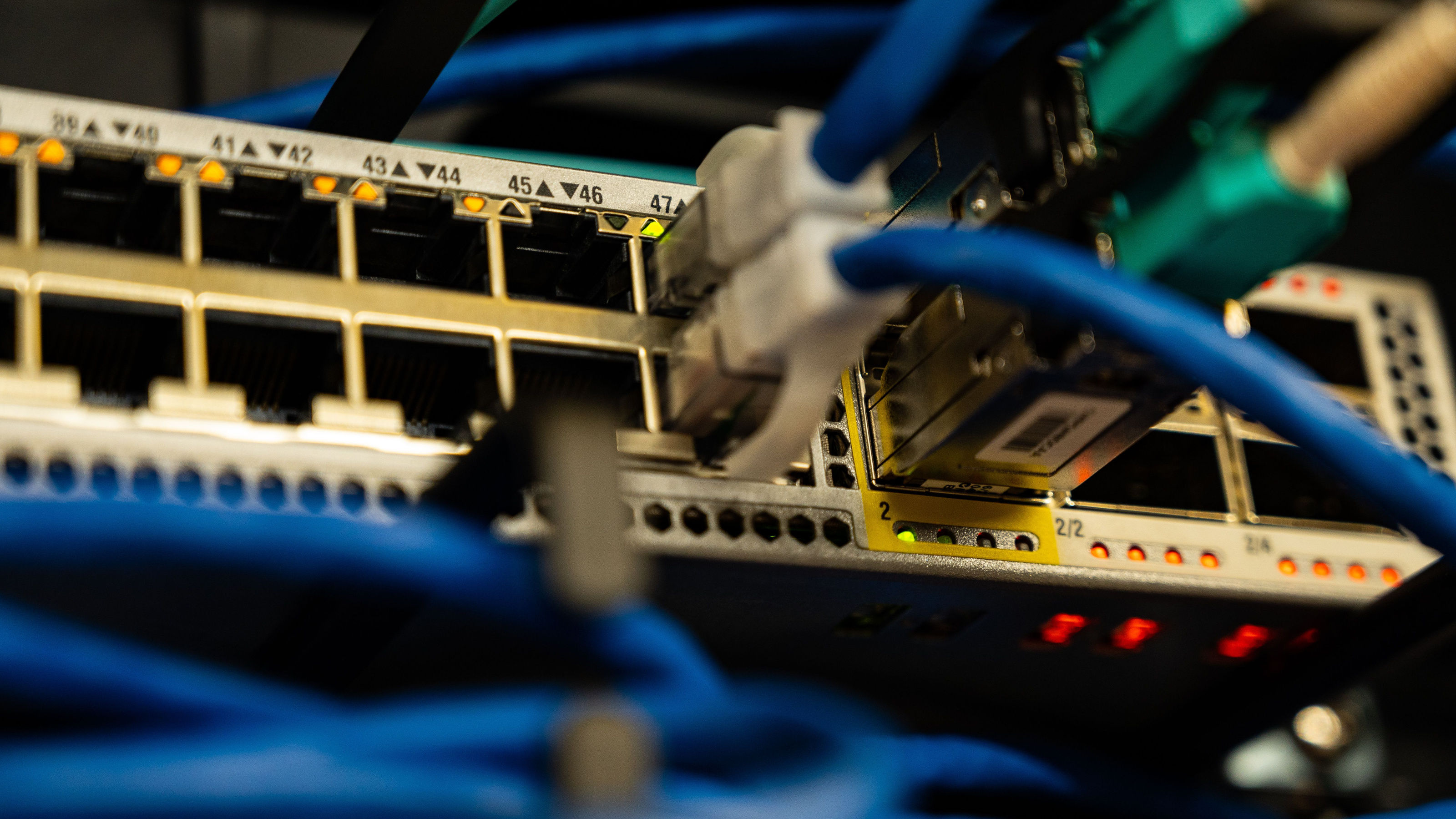 Netzwerkanschlüsse und Kabel als Symbol für Netzwerkinfrastruktur