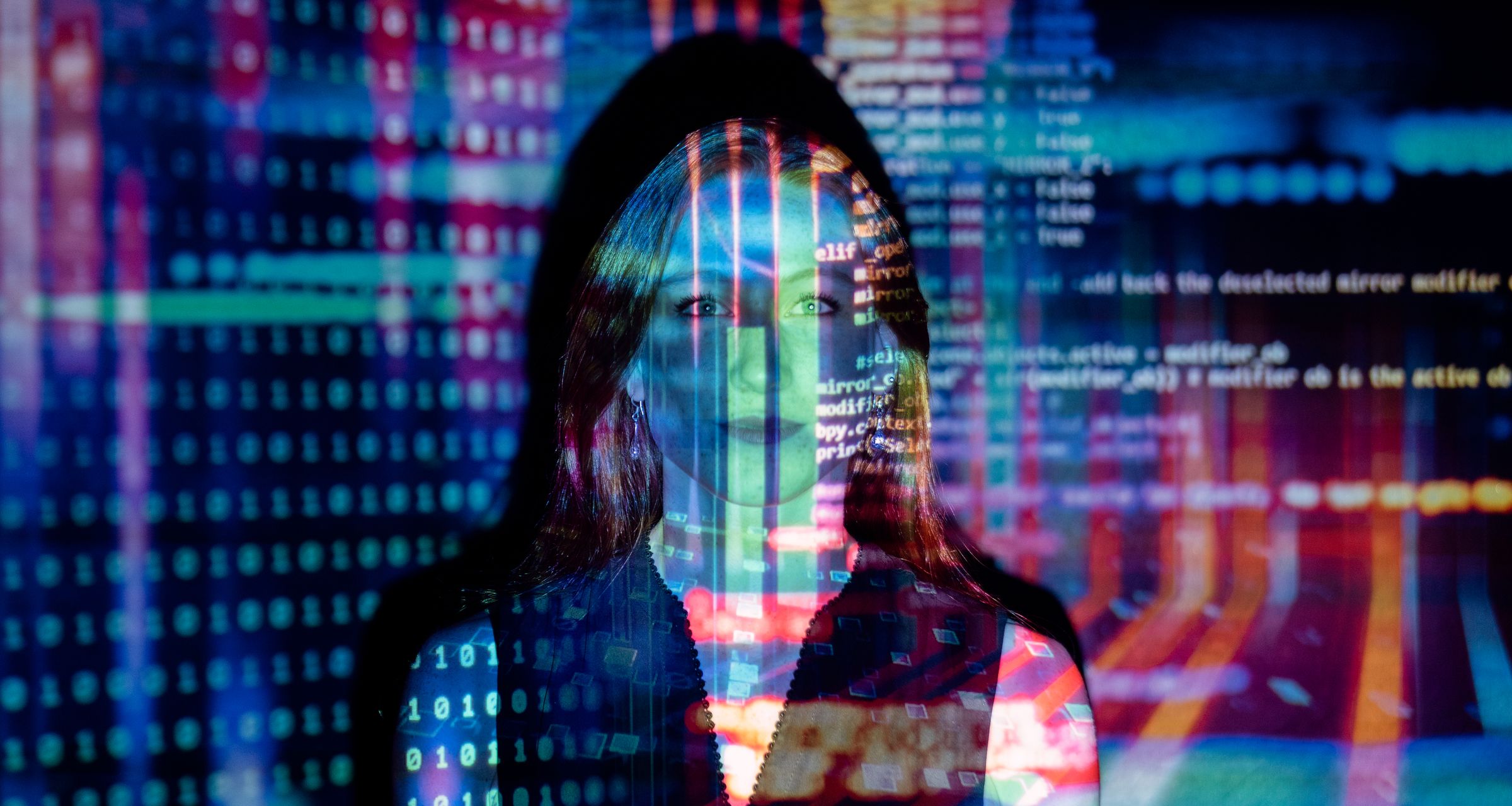 Technische Datenanalyse am Arbeitsplatz mit projiziertem Programmcode